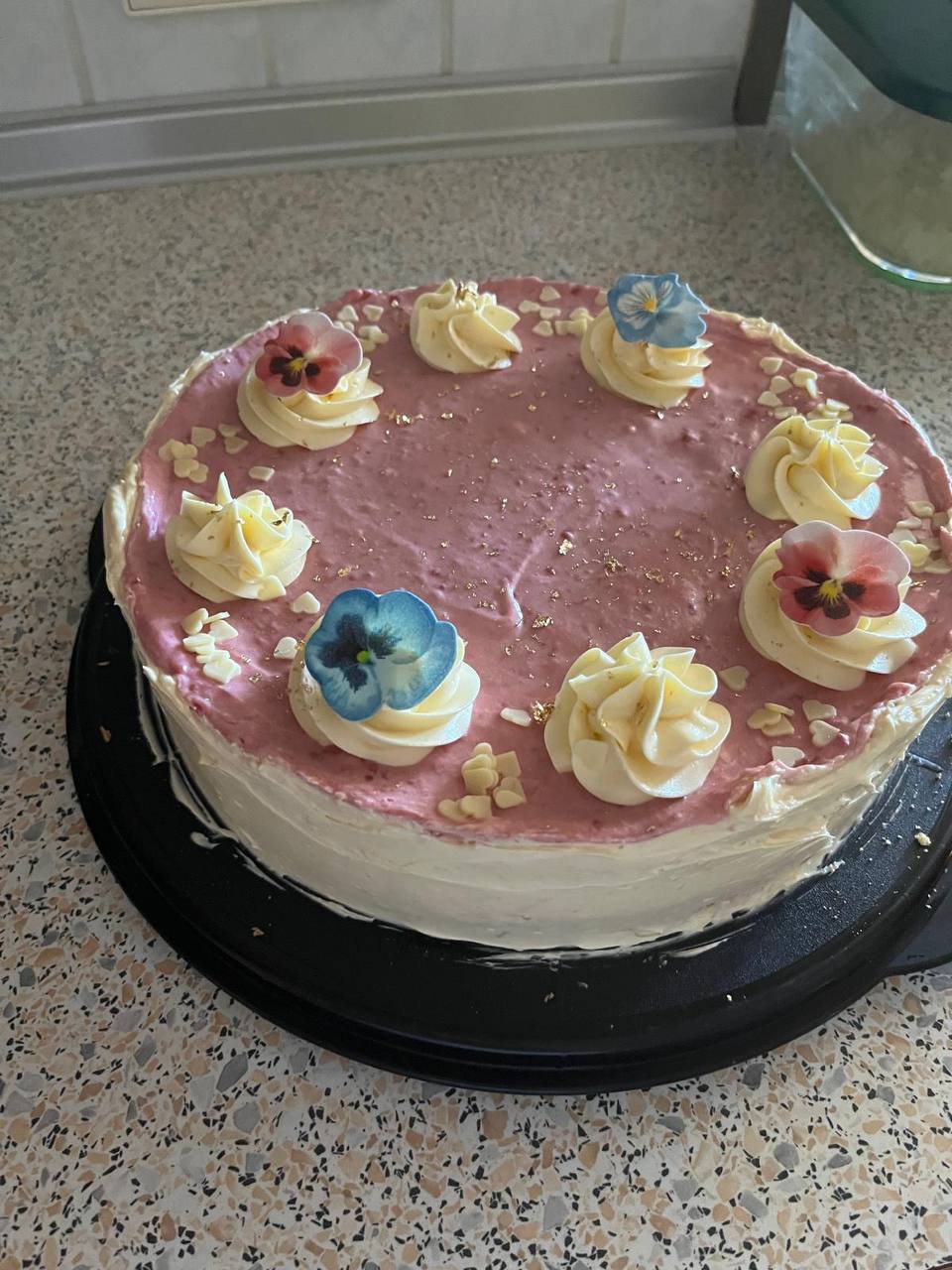 Rosa Buttercreme mit Blüten