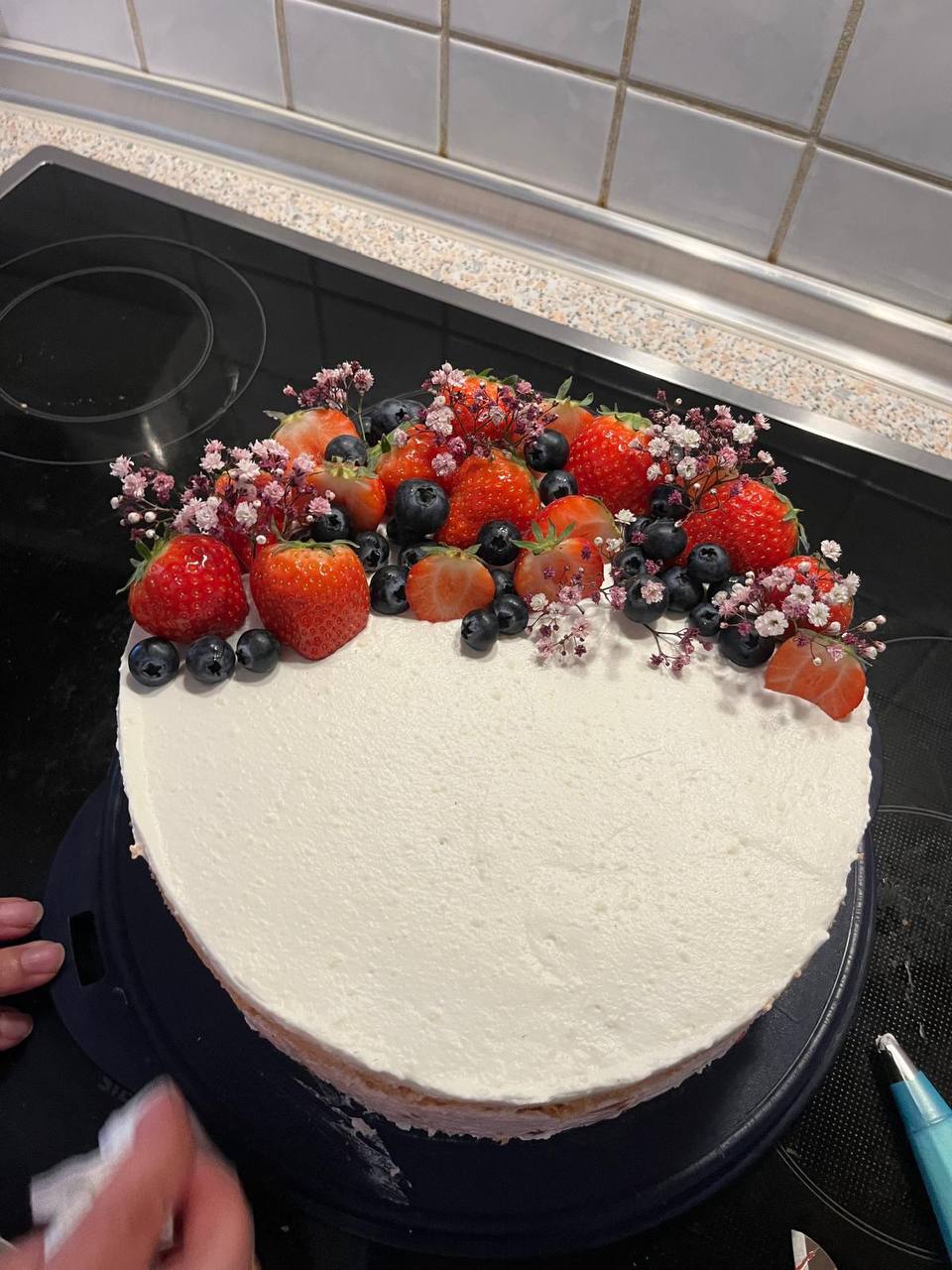 Sahnetorte mit Beeren & Blüten