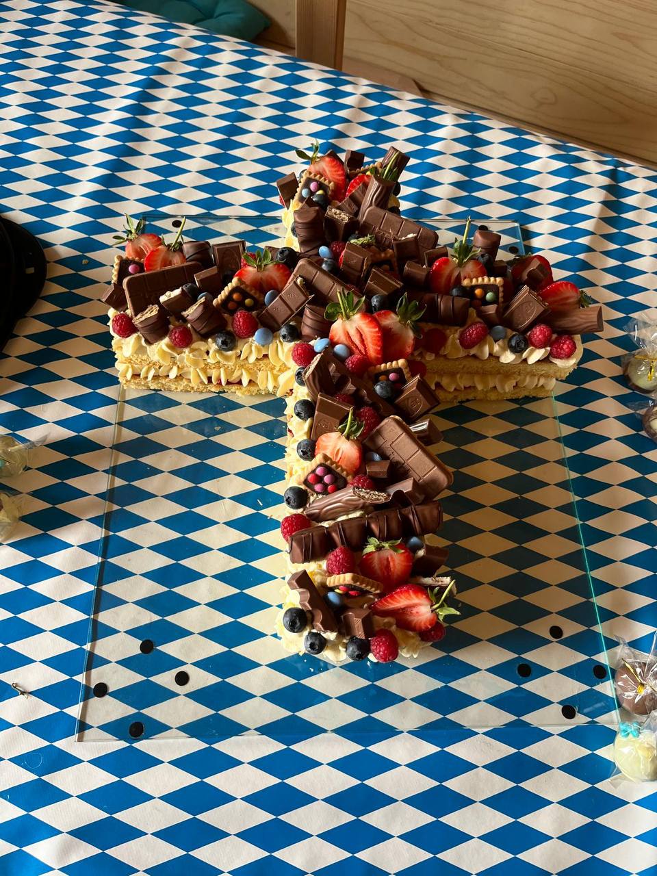Kreuz-Torte Schokolade & Beeren
